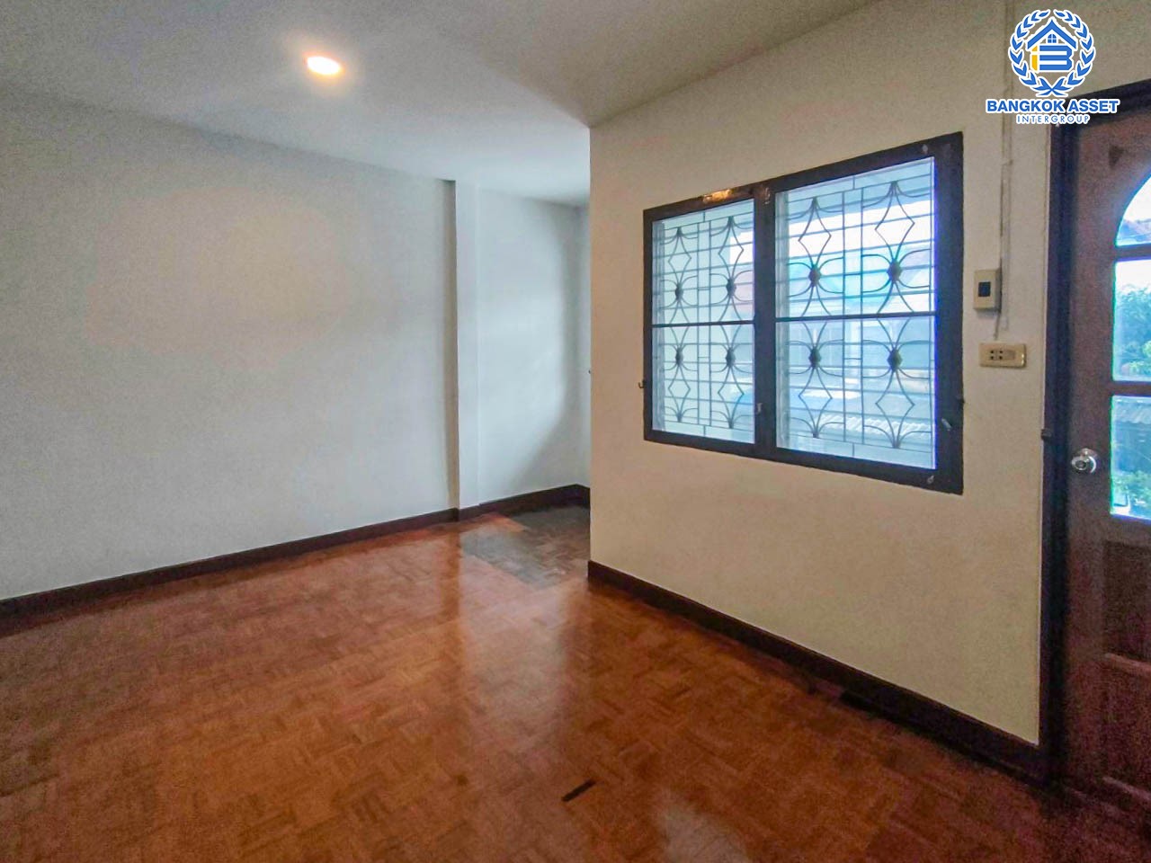 *****บ้านมือสองตกแต่งใหม่ ม.ซอยทวีวัฒนา39  เลียบคลองทวีวัฒนา เนื้อที่ 21 ตร.ว. ฟังก์ชัน 2 ห้องนอน 2 ห้องน้ำ จอดรถได้ 1 คัน บนสุดยอดทำเลเดินทางสะดวก ใกล้ทางคู่ขนานลอยฟ้าบรมราชชนนี ม.มหิดล เซ็นทรัลศาลายา และรายล้อมด้วยสิ่งอำนวยความสะดวกครบ